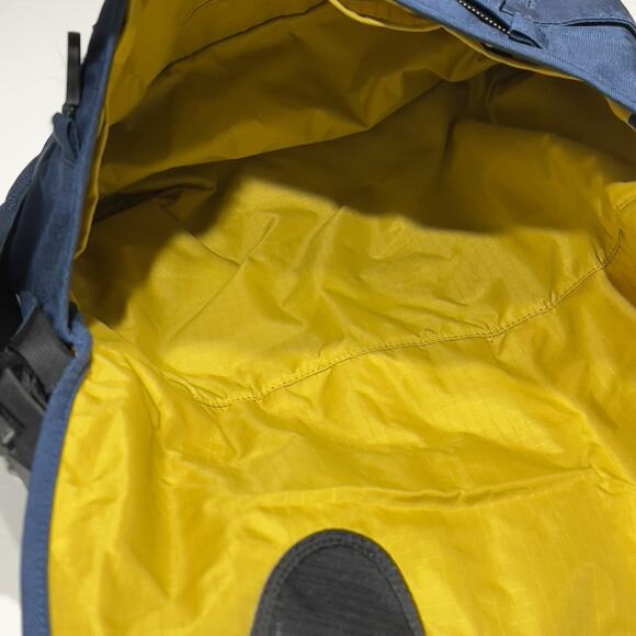 Crumpler Barney Rustle Blanket Messenger Bag 17x11 Red Yellow Blue Shoulder Bag - Picture 8 of 8